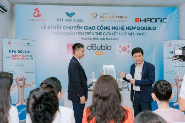PGS.TS.BS Văn Thế Trung (bên phải) đang trao đổi về máy New Doublo