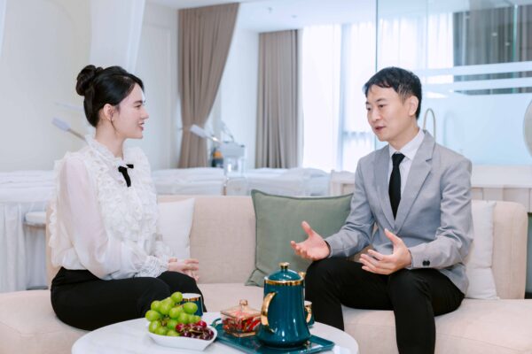 Dr.Seo trao đổi với CEO Mai Mai 