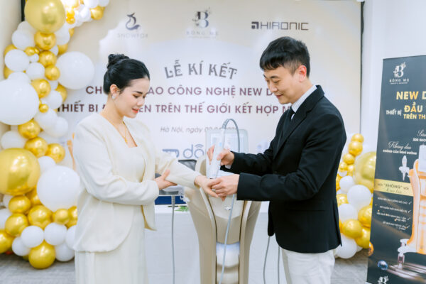 Giám đốc Seo DongHoon trực tiếp hướng dẫn sử dụng thiết bị