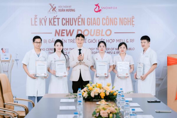 Dr.Seo DongHoon trao chứng nhận đào tạo cho các bác sĩ tại Viện Thẩm Mỹ Xuân Hương