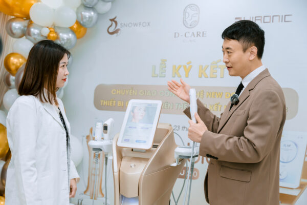 Dr.Seo DongHoon trực tiếp hướng dẫn thiết bị