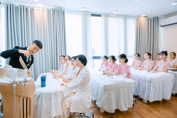 Dr.Seo trực tiếp hướng dẫn sử dụng thiết bị và demo trên khách hàng thực tế