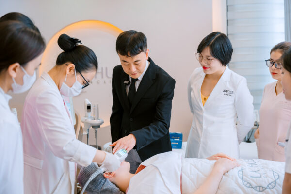 Dr.Seo trực tiếp hướng dẫn sử dụng thiết bị và demo trên khách hàng thực tế